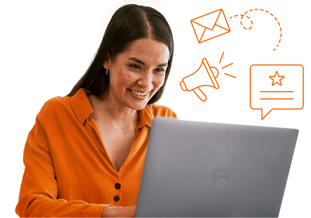 Frau am Laptop abonniert MeinPlus Newsletter