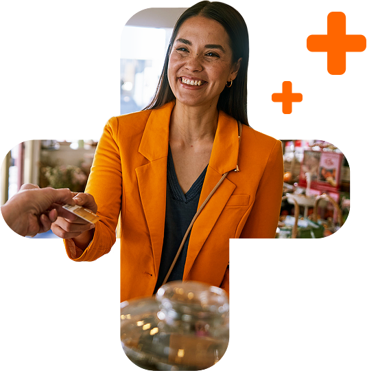 Frau kauft mit Karte bei MeinPlus Partner ein